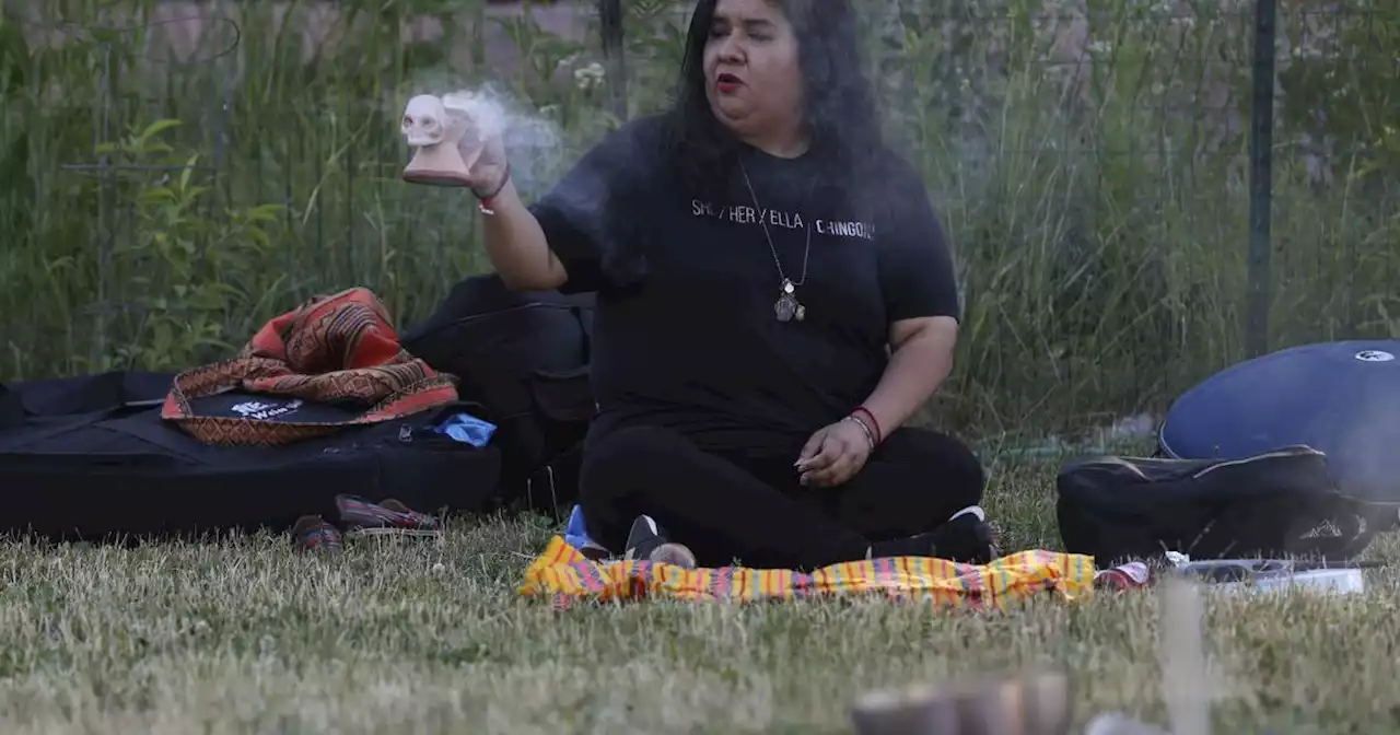 In a small park in Pilsen, a wellness group provides guided meditation, sound healing, yoga, energy medicine at low cost: ‘An untapped way of healing’