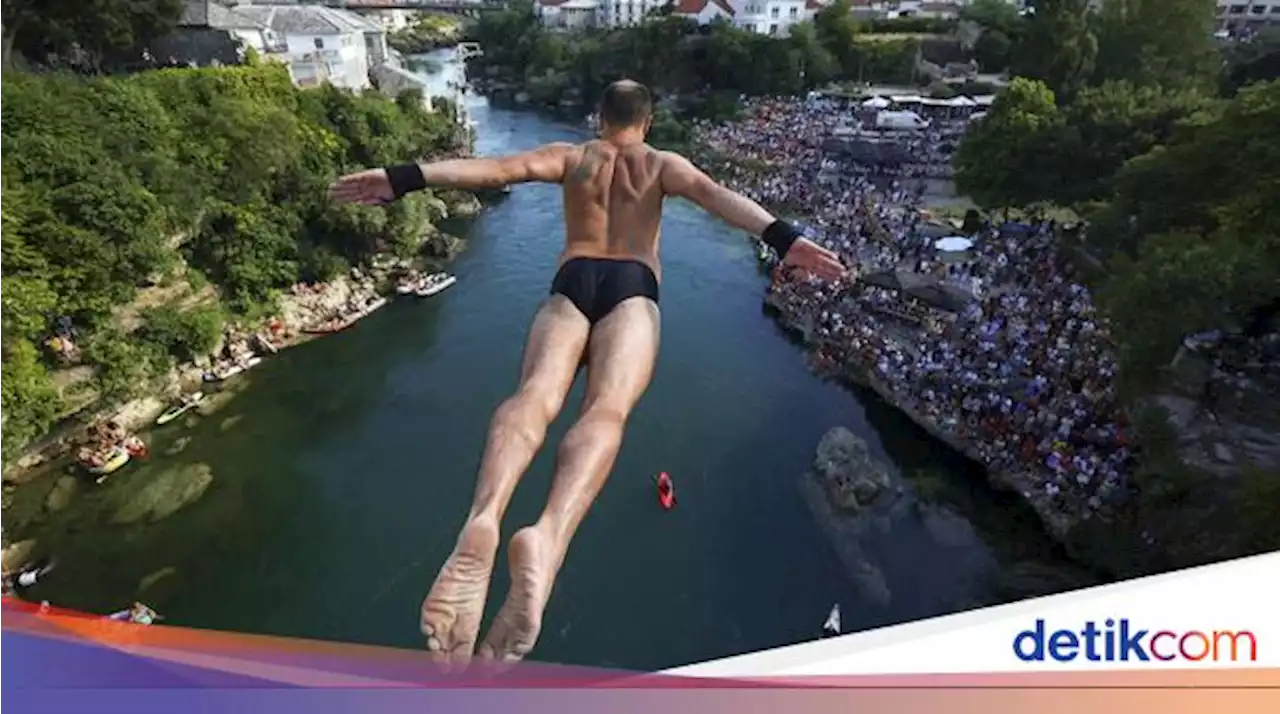 Aksi Menantang Nyali dari Jembatan Tua di Bosnia