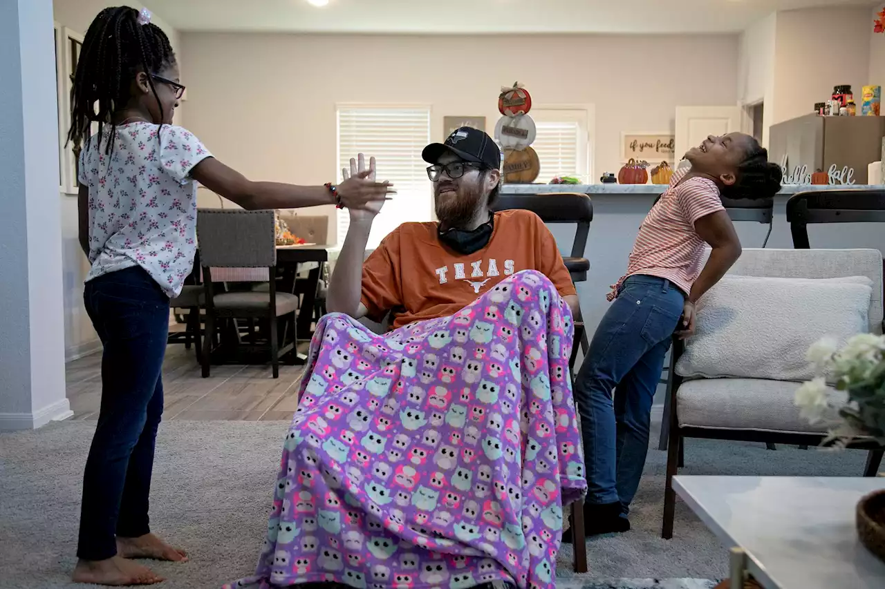 A San Antonio dad, among the first to receive a double lung COVID-19 transplant, has died