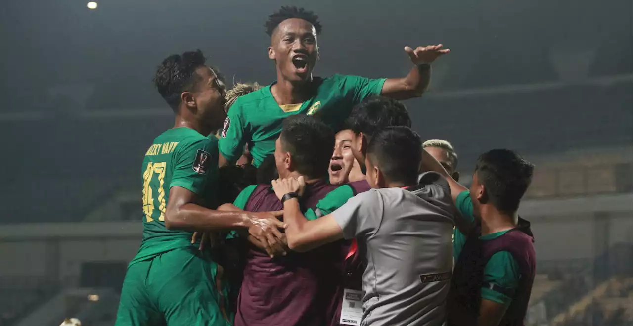 Tekuk Sepuluh Pemain Persita Tangerang, Persebaya Surabaya Gusur Persija Jakarta | Goal.com Indonesia