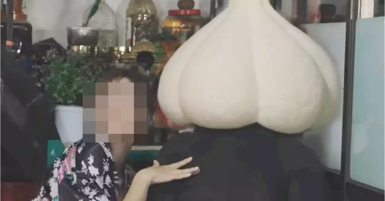 남성 몸 만지며 '굵고 단단하네'…홍성군 희한한 '마늘 홍보'