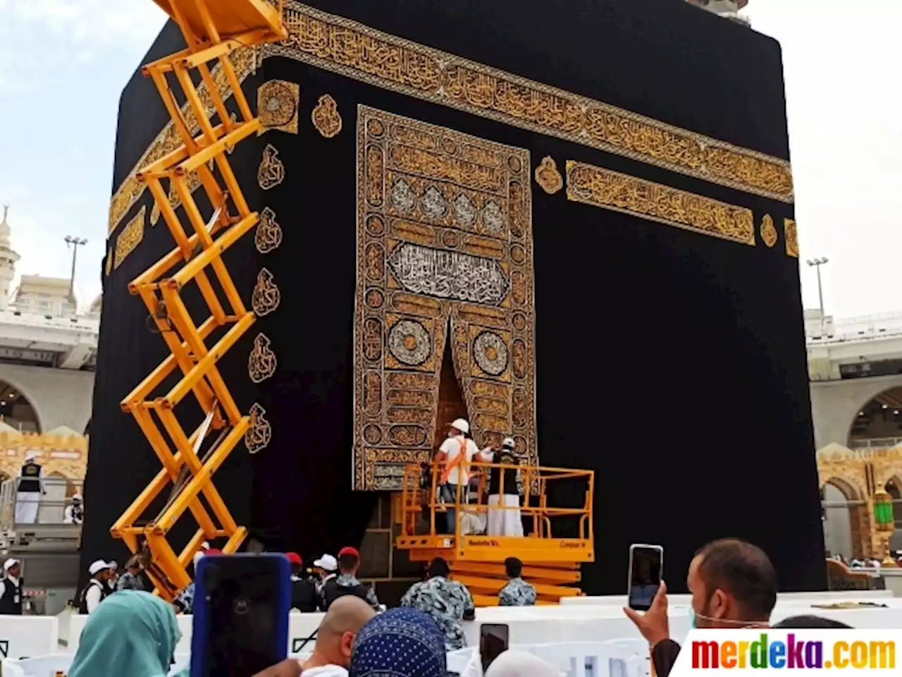 Foto : Momen Penggantian Kiswah Ka'bah Diabadikan Jemaah | merdeka.com