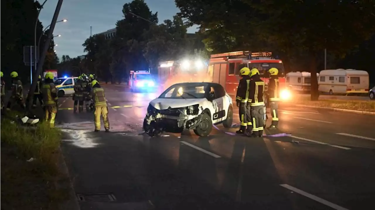 Siemensstadt: Autofahrer überschlägt sich