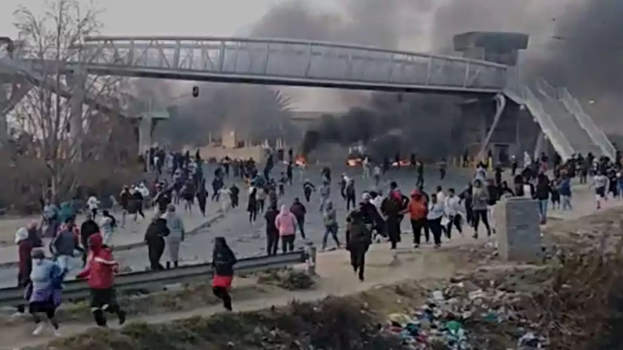 BREAKING NEWS LIVE | One dead, municipal buildings set alight in violent Tembisa protests | News24