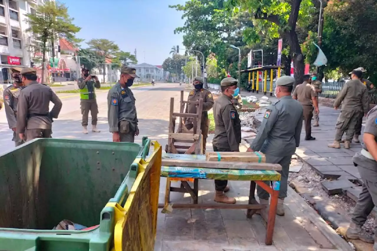 Satpol PP Lakukan Pembersihan PKL dari Kawasan Kota Tua