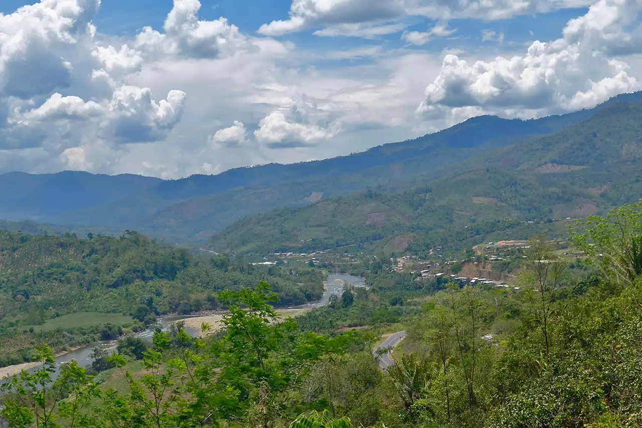 At least 15 dead including child as truck topples off 650ft CLIFF in Peru