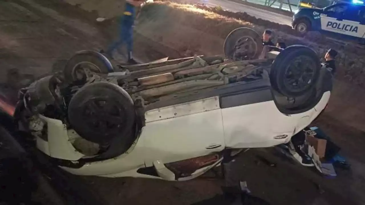 Dos mujeres tuvieron un accidente de auto, volcaron y mientras esperaban la asistencia fueron asaltadas