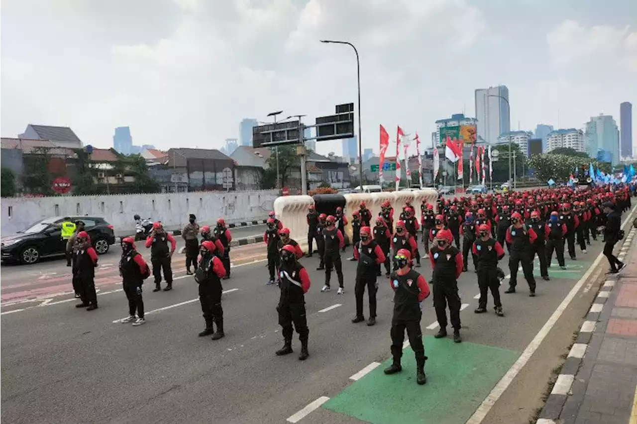 Buruh tutup Jalan Gatot Subroto depan Gedung Parlemen di Senayan