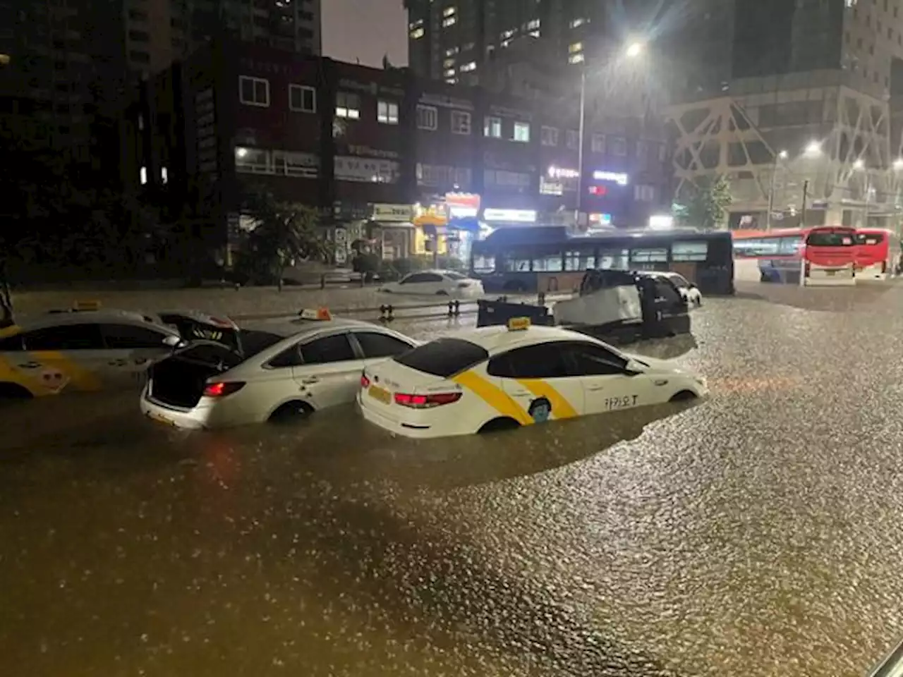 물에 잠긴 서울 강남역...전문가들 '대심도 터널 및 배수펌프장 설치 필수'