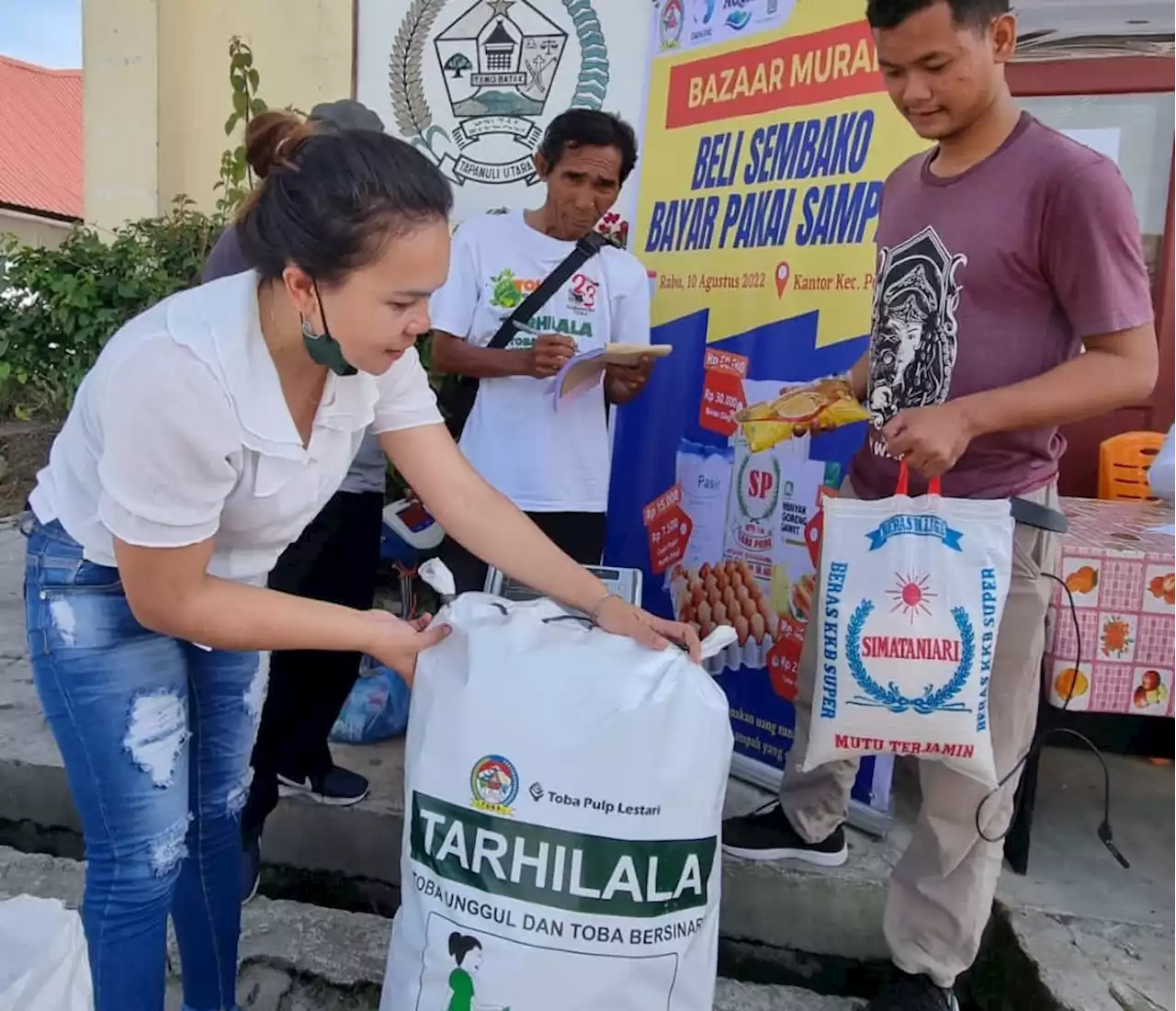 Beli Sembako, Warga di Toba Bisa Bayar Pakai Sampah, Ada yang Sampai Bawa Berkarung-karung