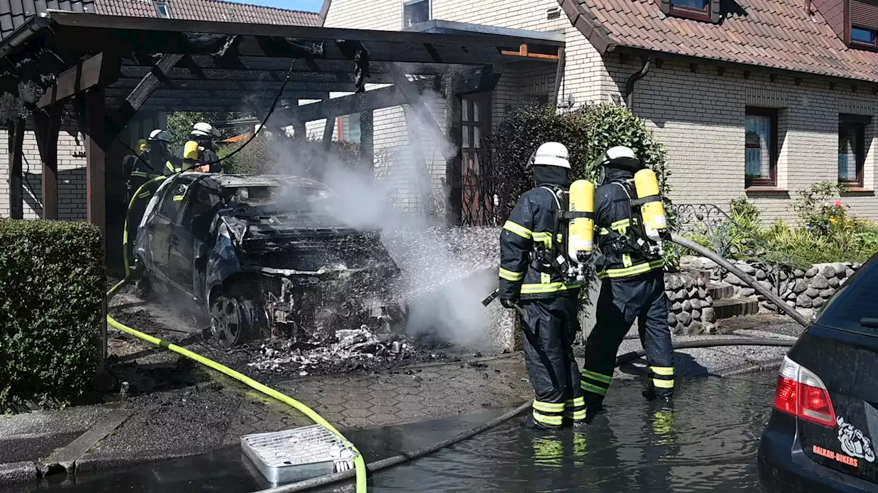 Carport in Flammen – Feuerwehr rettet zwei Häuser