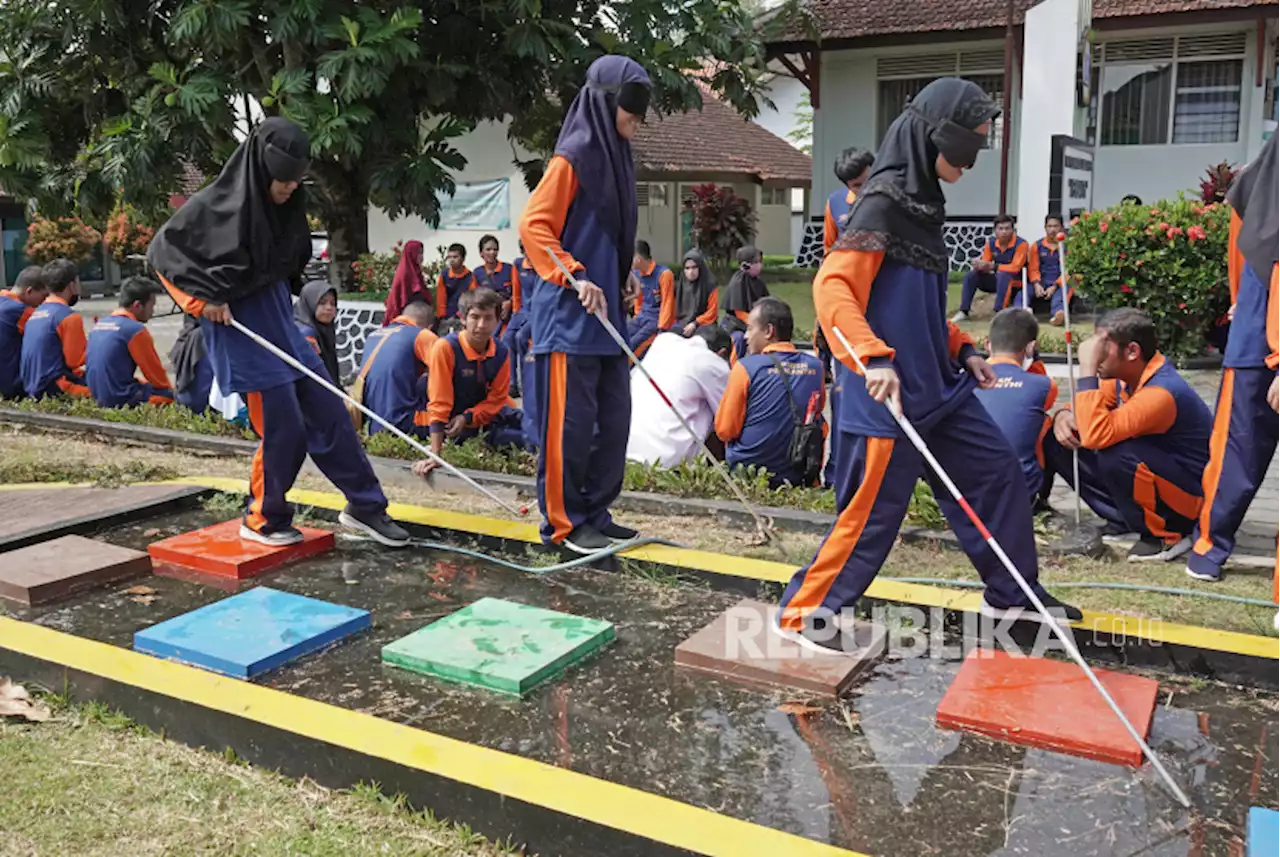 Adu Cepat Penyandang Tuna Netra di Simulator Sirkuit Orientasi Mobilitas Terpadu |Republika Online