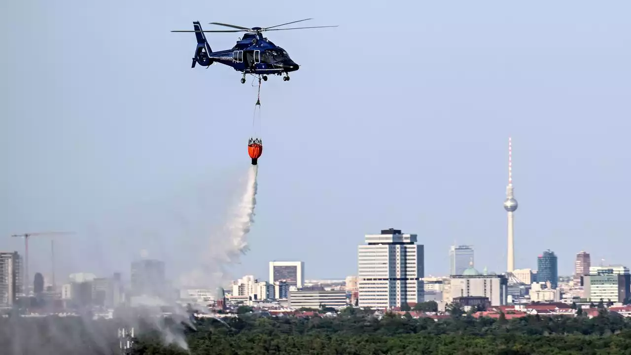 Berlin Grunewald: Hubschrauber helfen bei Löscharbeiten