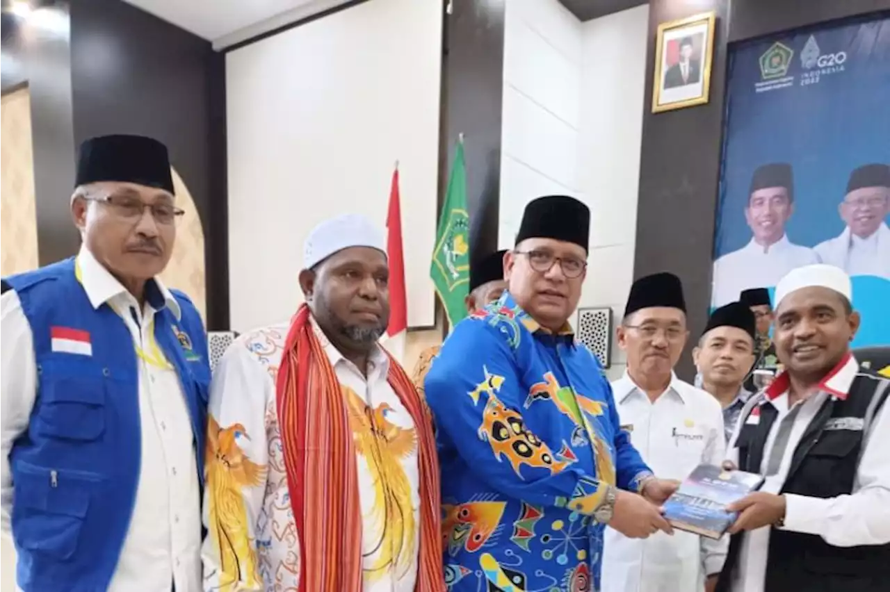 Pemprov Papua serahkan 520 kitab suci Al Quran kepada jamaah haji