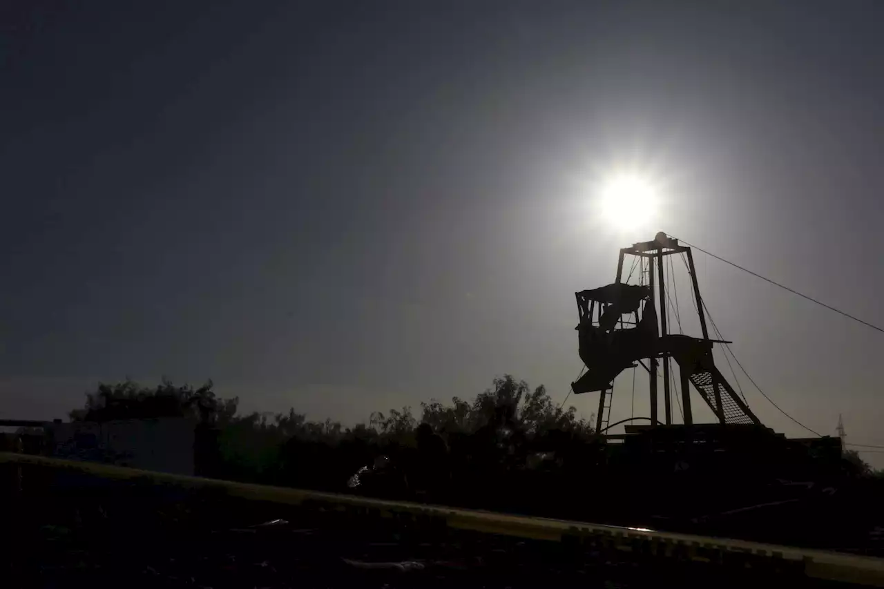 Initial dives in collapsed Mexican mine unsuccessful