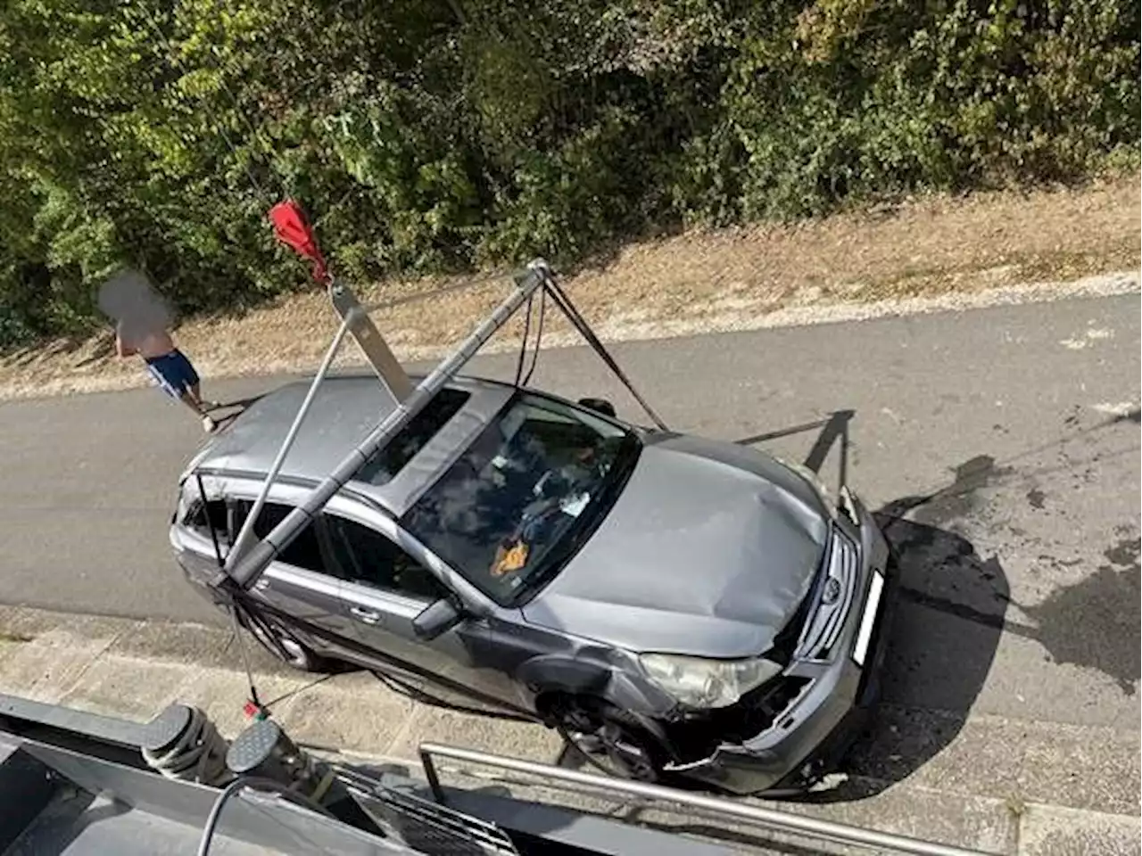 Main-Donau-Kanal: Auto kracht von Schiffskran auf Hafenmauer