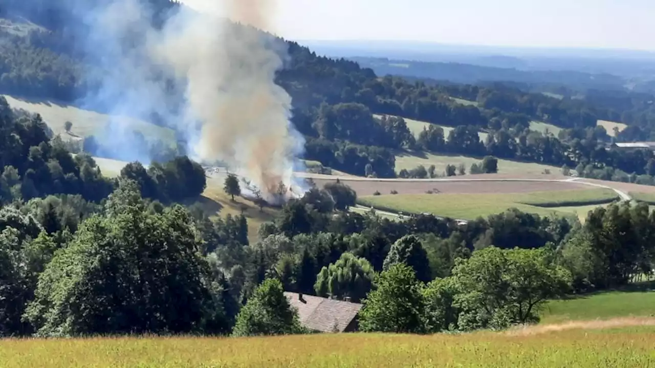 Großeinsatz in Schwarzach: Scheunenbrand greift auf nahes Wohnhaus über - idowa