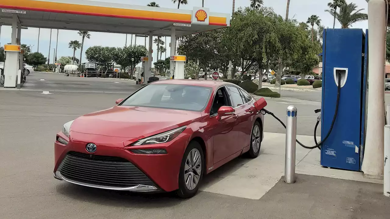 Is a Hydrogen-Fueled Road Trip In the 2021 Toyota Mirai Cause for Hyperventilation?