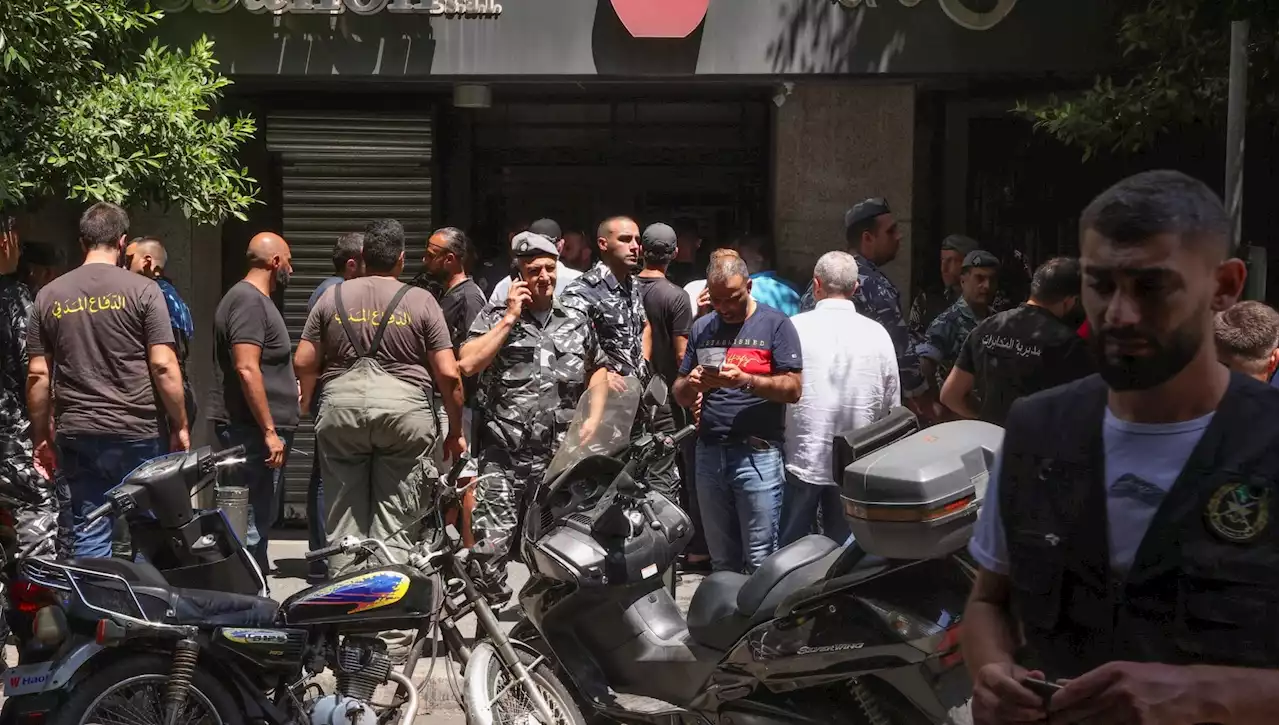 Libano, un uomo armato tiene in ostaggio i dipendenti di una banca in centro a Beirut