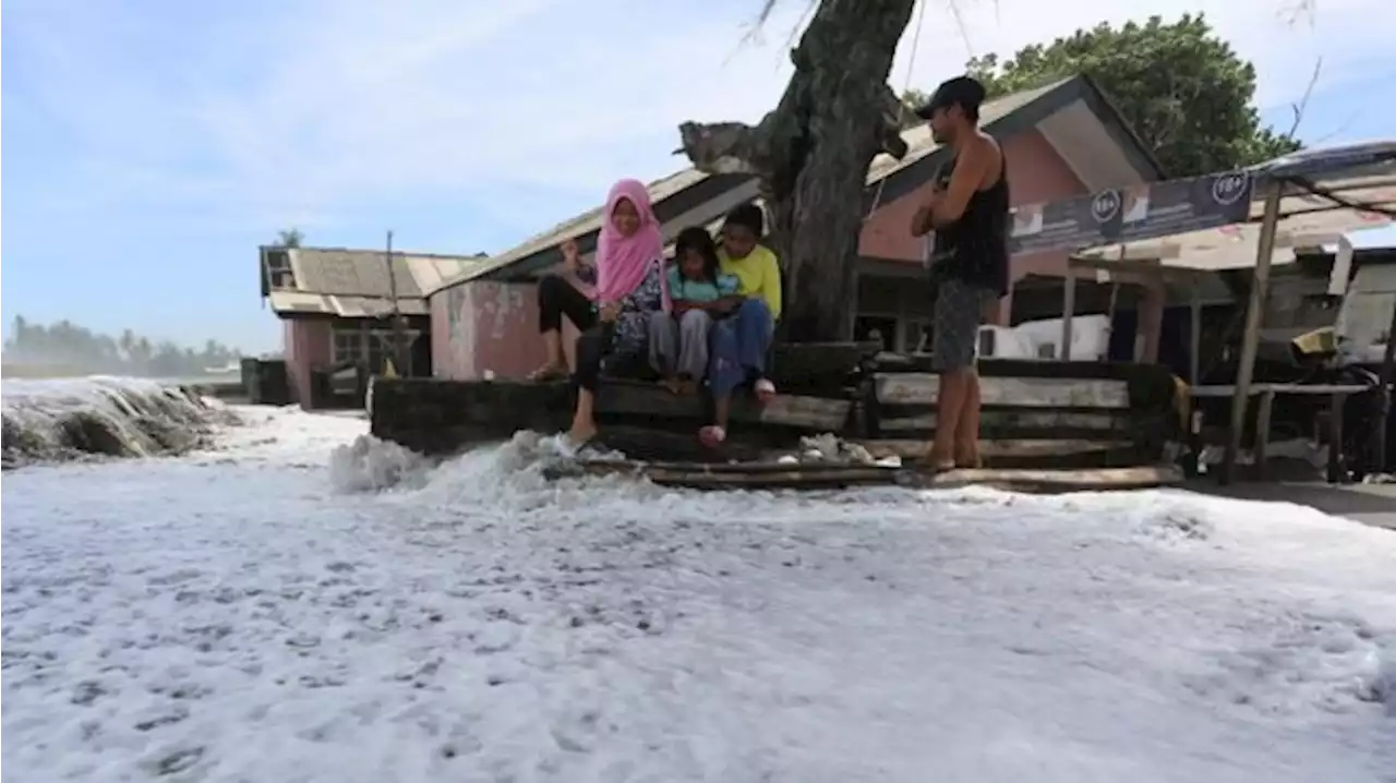 Prakiraan Cuaca BMKG: Hujan, Siklon Tropis Mulan, Jadwal Banjir Pesisir