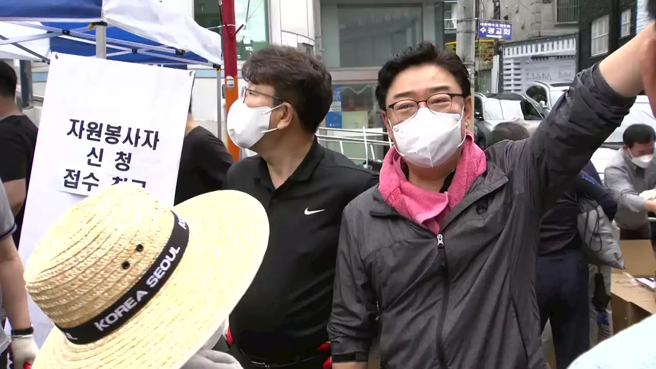 與 김성원 '비 좀 왔으면, 사진 잘 나오게'...빛바랜 수해 봉사