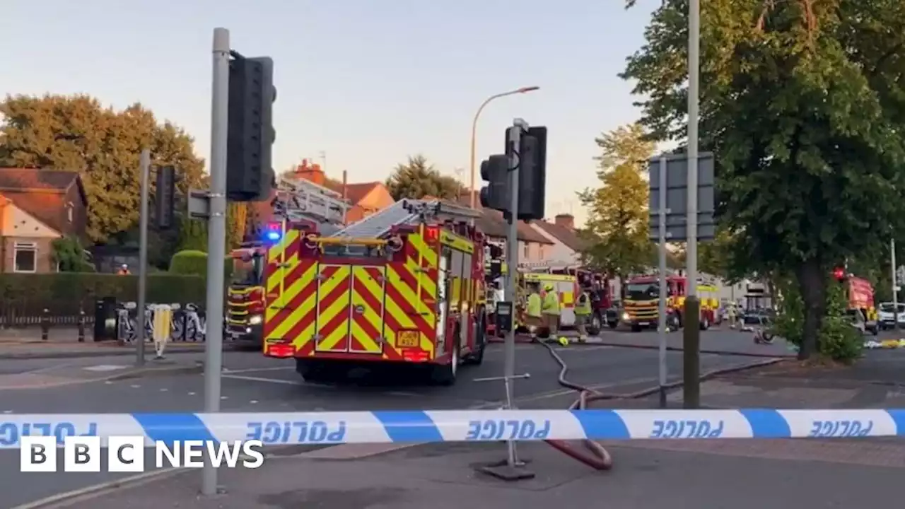 Leicester fence fire spreads to neighbouring houses