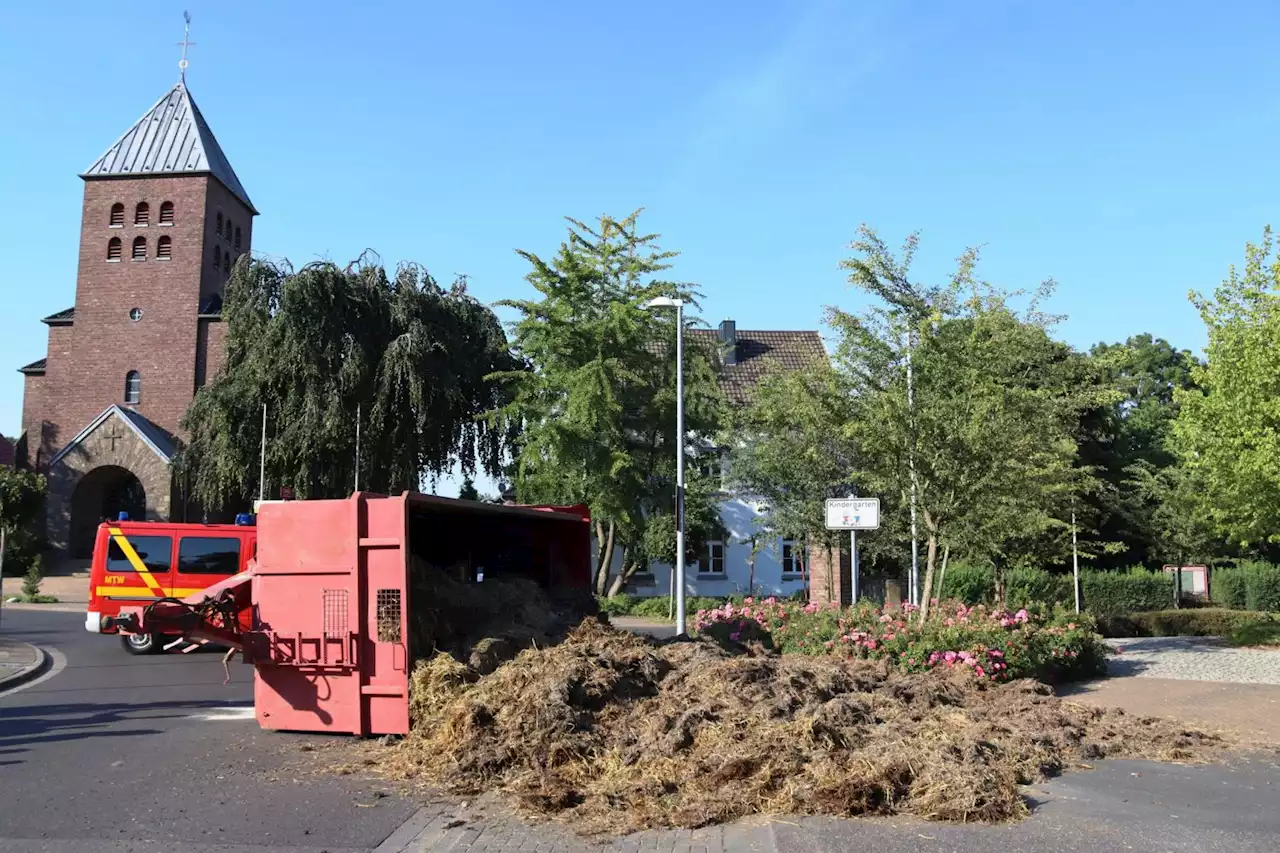 Anhänger mit Dung vor Kindergarten umgestürzt