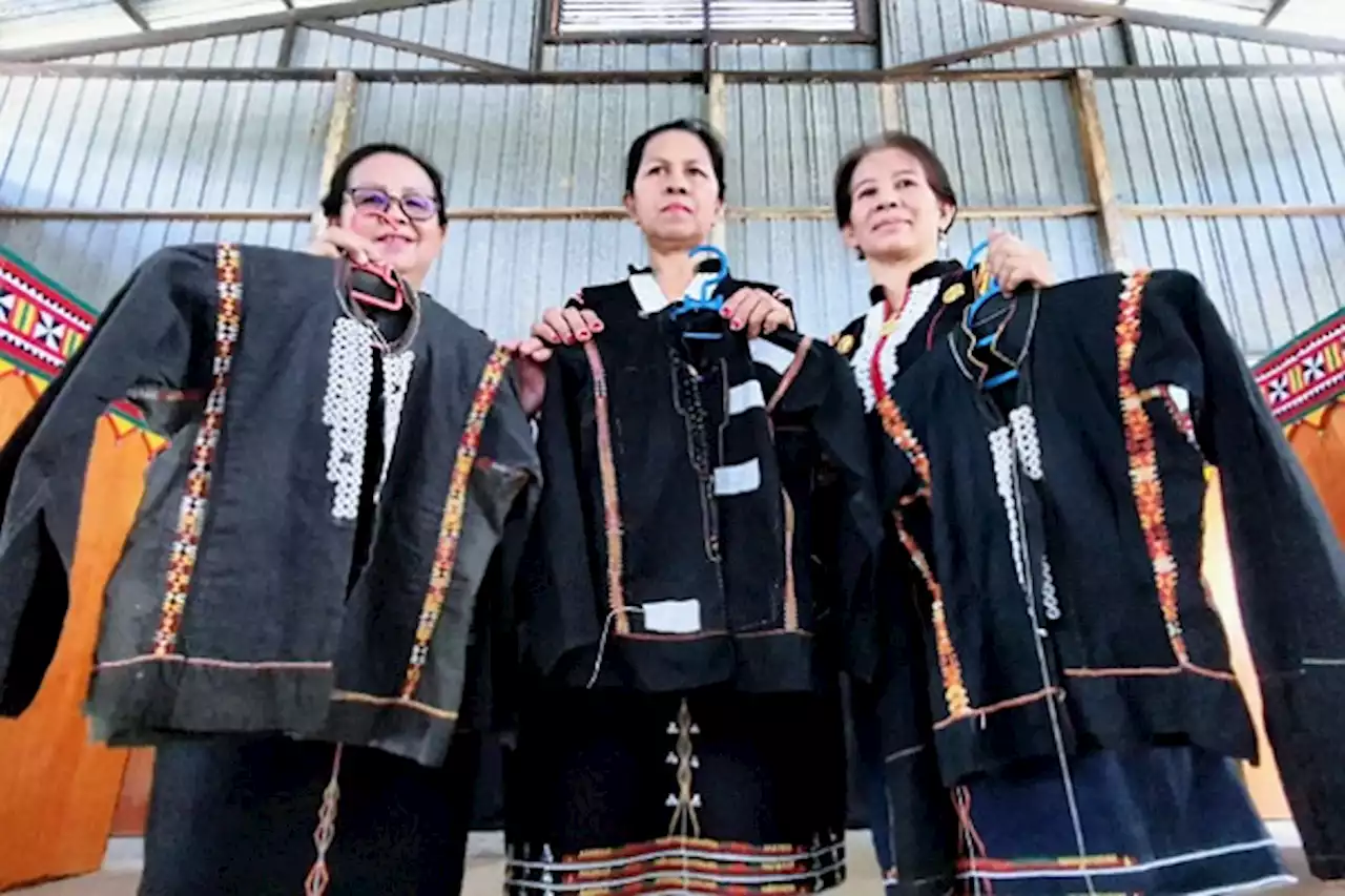 Kota Belud teachers take initiative to preserve 100-year-old Dusun Tindal garment | Daily Express Online - Sabah's Leading News Portal