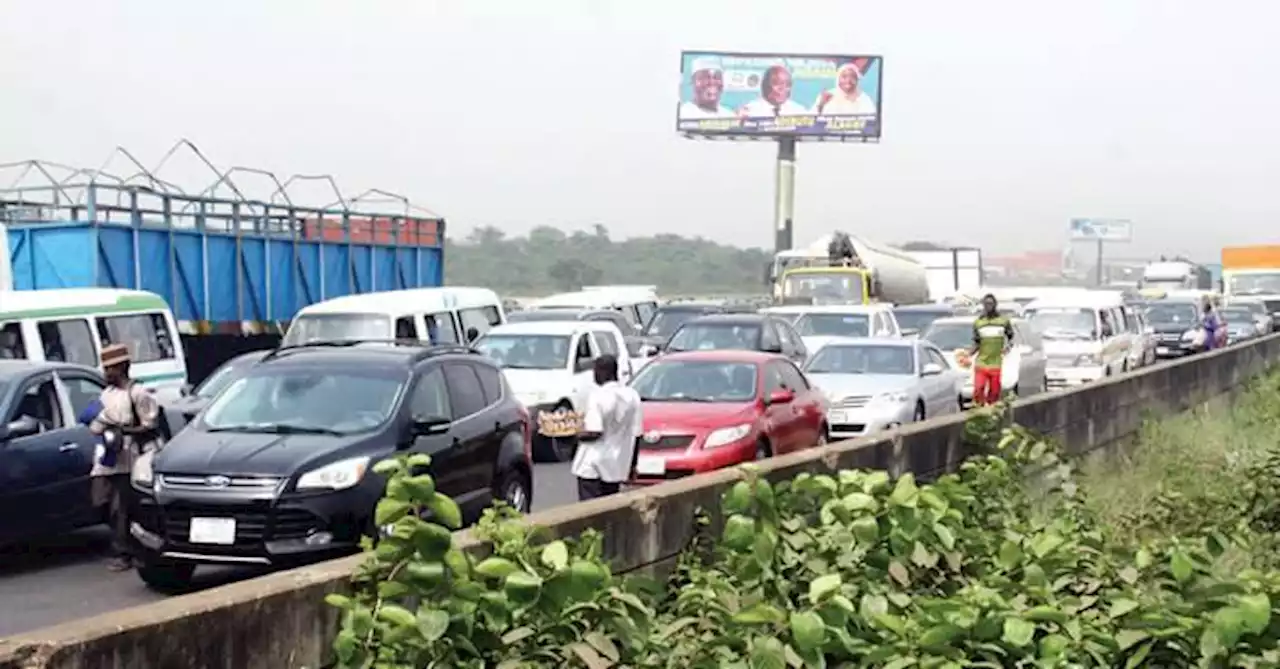 Robbery: Police ban hawkers on Lagos-Ibadan highway