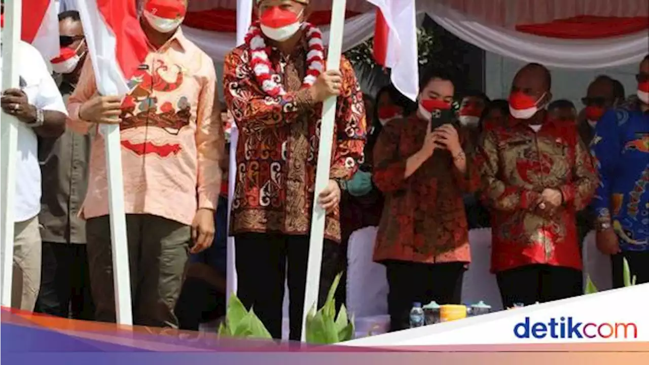 Mendagri Lakukan Penancapan & Pembagian Bendera Merah Putih di Merauke