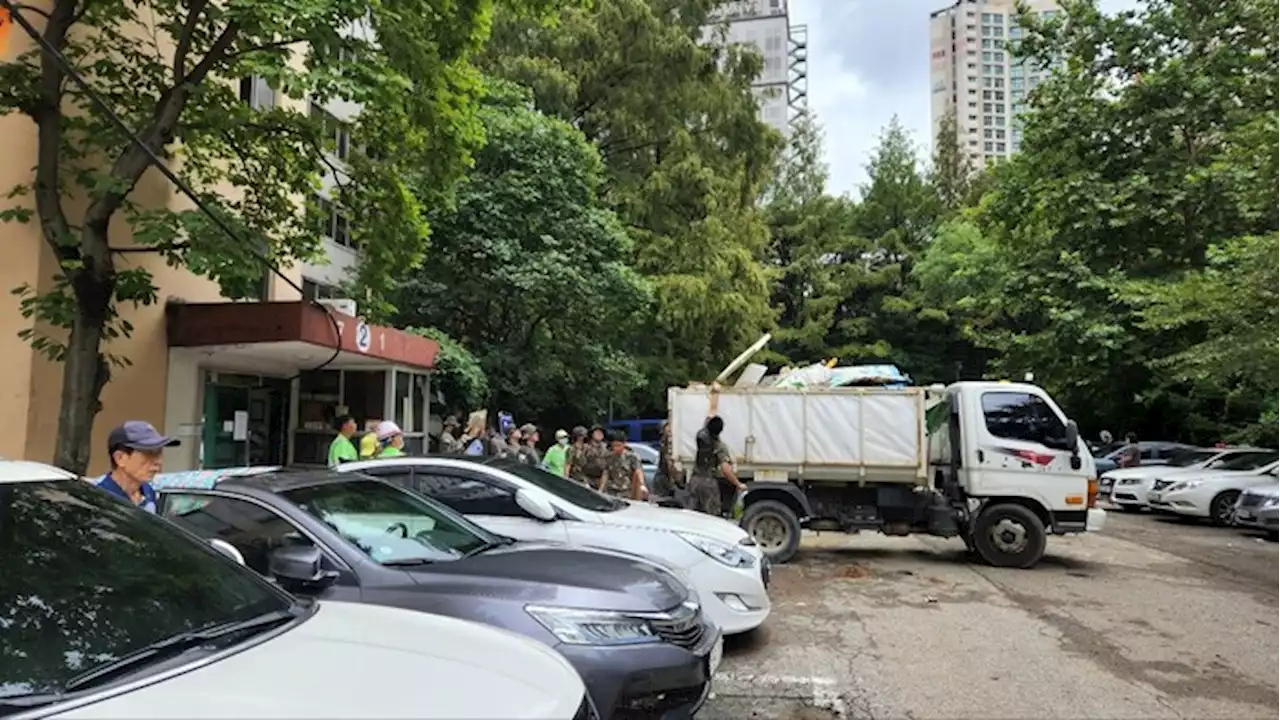 빗물이 빠진 자리…구슬땀으로 진흙 자국 지우는 사람들