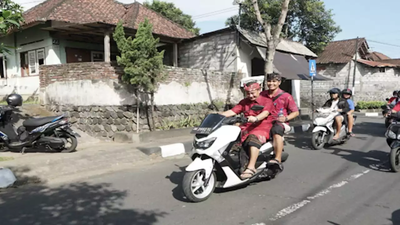 Hadiri Gerak Jalan, Bupati Gde Dana Bonceng Ajudan Naik Motor