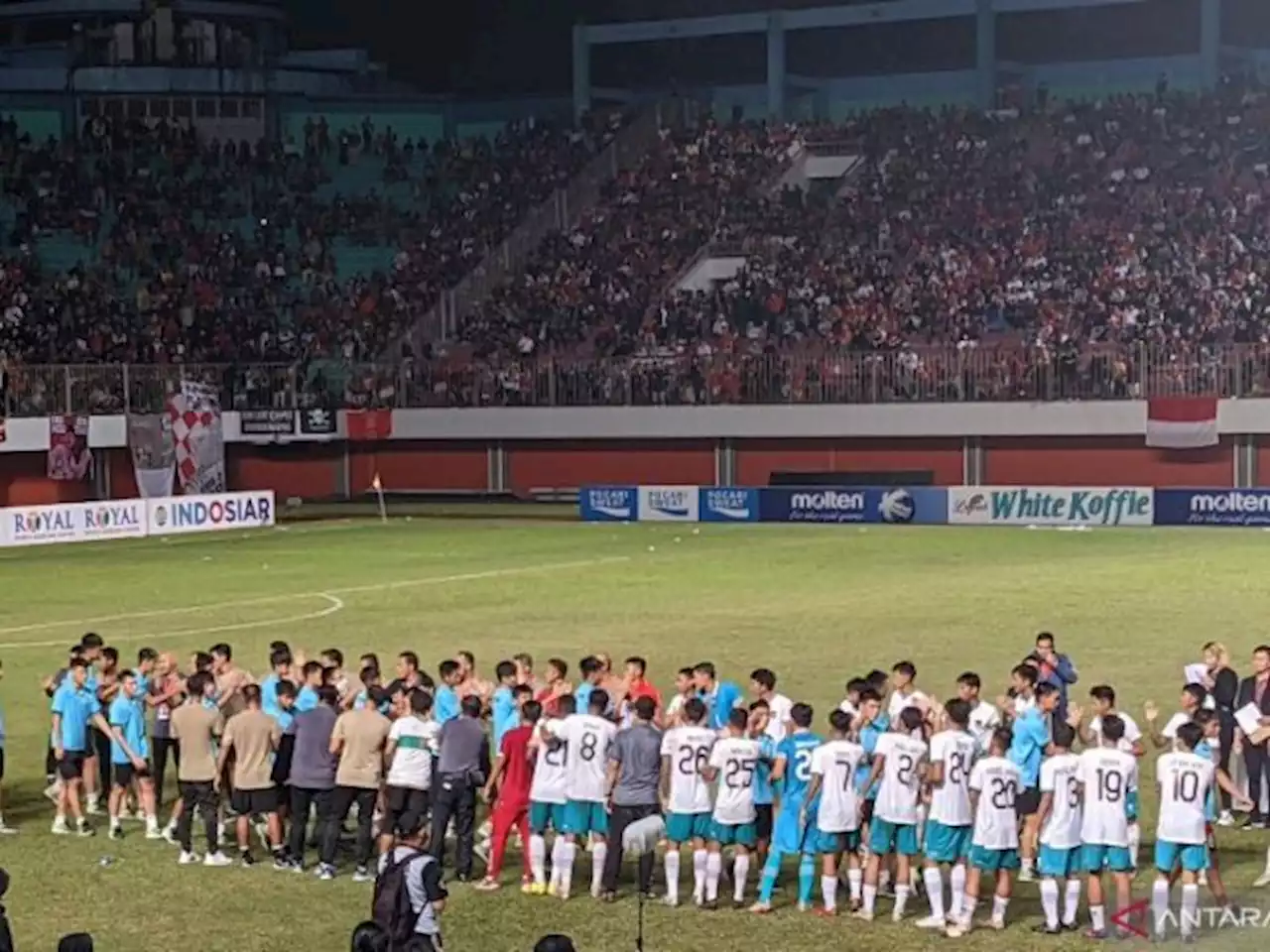 Pelatih Vietnam U-16 Sanjung Guard of Honor di Final Piala AFF U-16