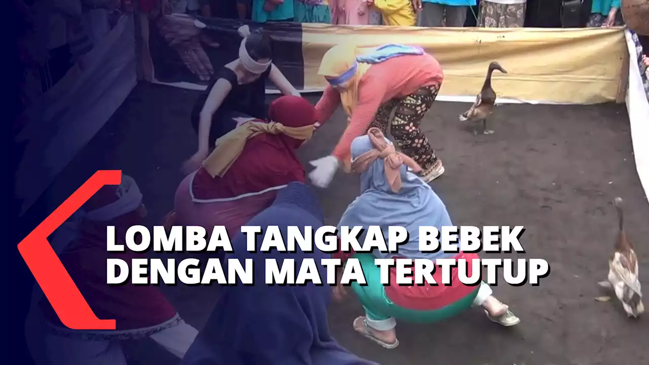 Emak-emak di Lumajang Lomba Tangkap Bebek dengan Mata Tertutup