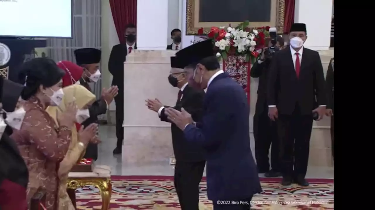 Jokowi Beri Tanda Kehormatan ke 127 Orang, Mulai Dari Sastrawan hingga Tenaga Kesehatan