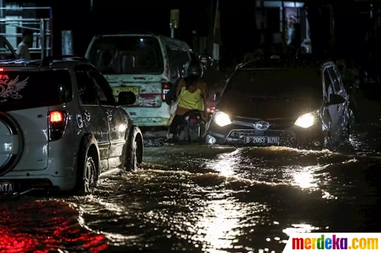 Foto : Antrean Kendaraan Terjebak Banjir di Jalan Ciracas Raya | merdeka.com