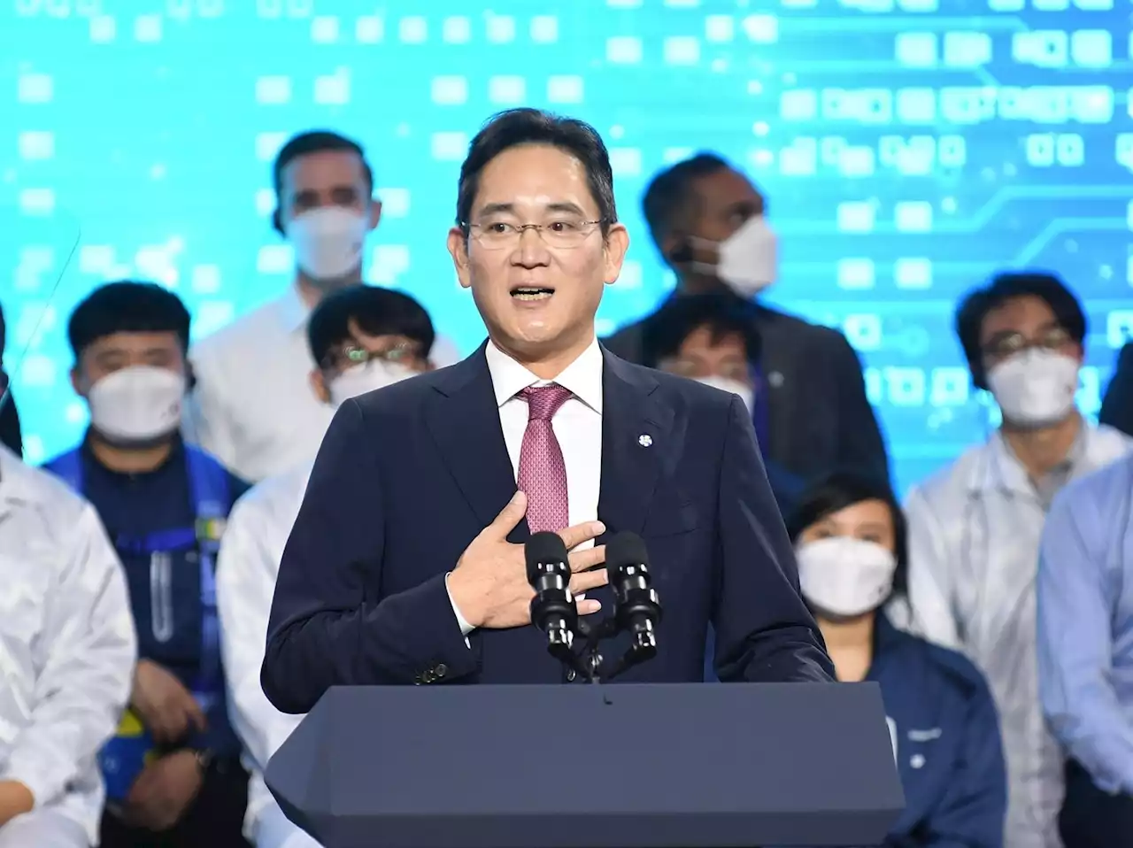 South Korea pardoned Samsung's chief for bribery - country needs him to fight 'national economic crisis' | Businessinsider