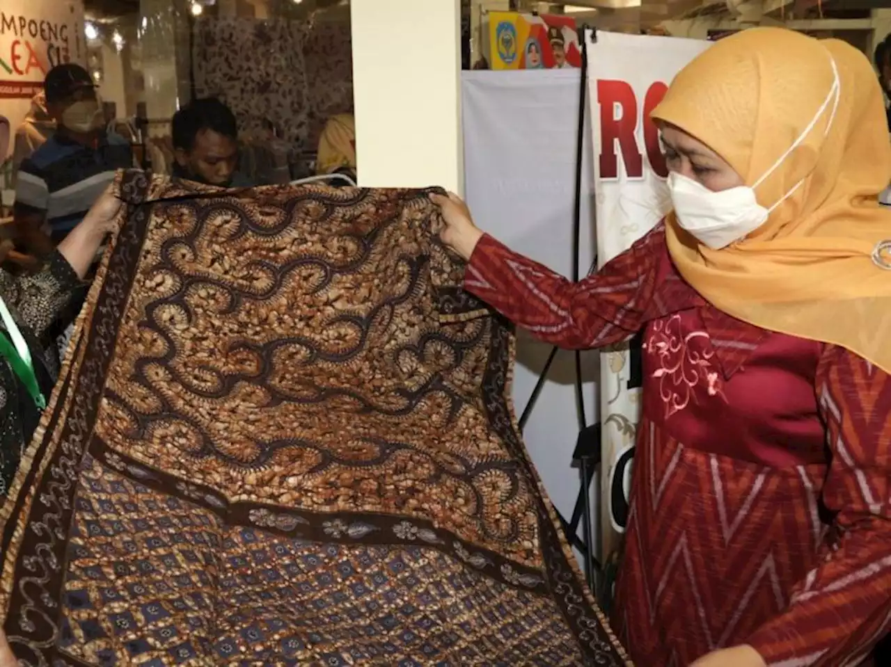 Gubernur Khofifah Raih Penghargaan Jasa Bakti Koperasi dan UKM 2022