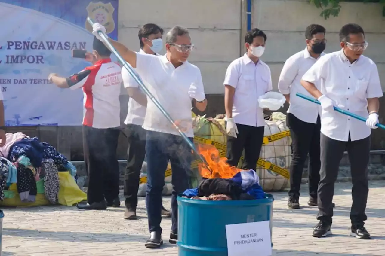 Lewat Pelabuhan Tikus, 750 Bal Pakaian Bekas Impor Rp8,5 Miliar Dimusnahkan