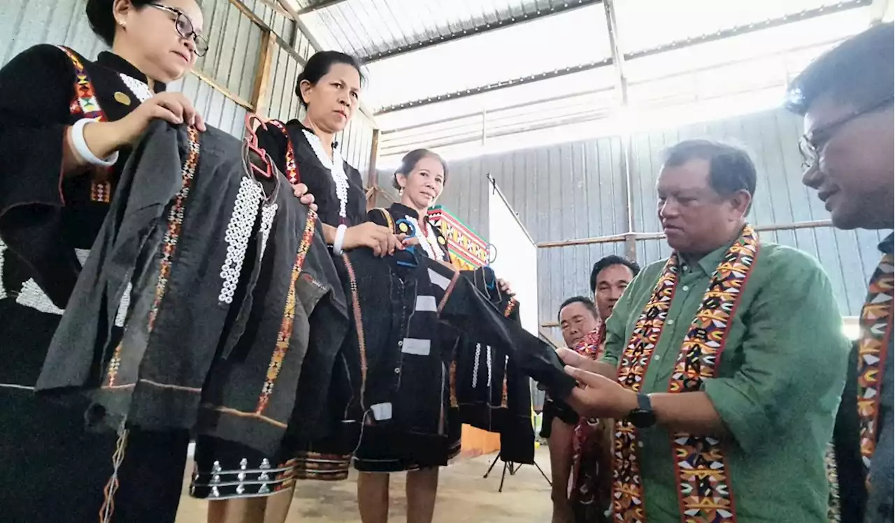 Teachers take initiative to preserve 100-year-old ethnic Rinangkitan garment