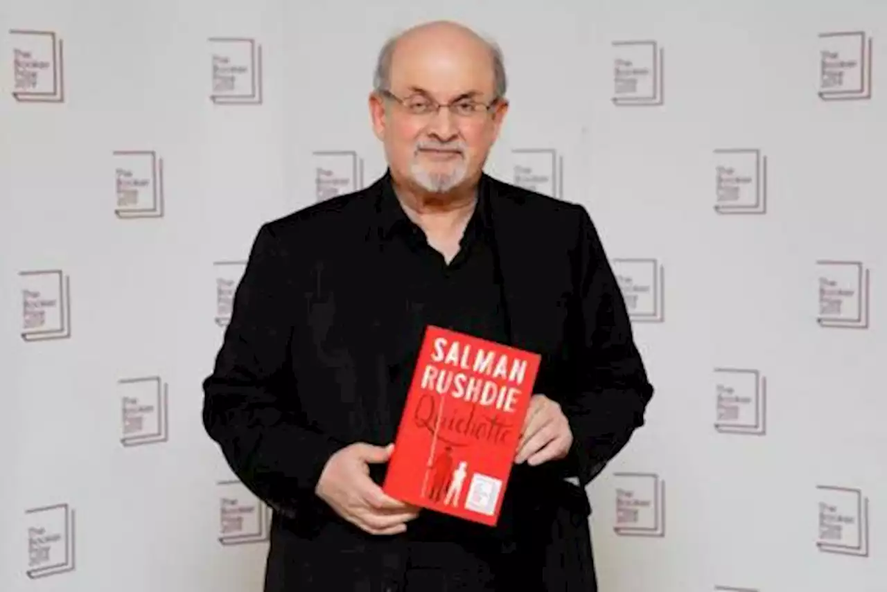 Salman Rushdie aggredito a New York, colpito al collo adesso è in ospedale