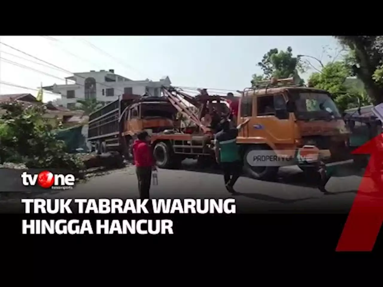 Diduga Menyetir saat Mengantuk, Truk Ekspedisi Tabrak Pohon dan Warung hingga Ringsek - tvOne