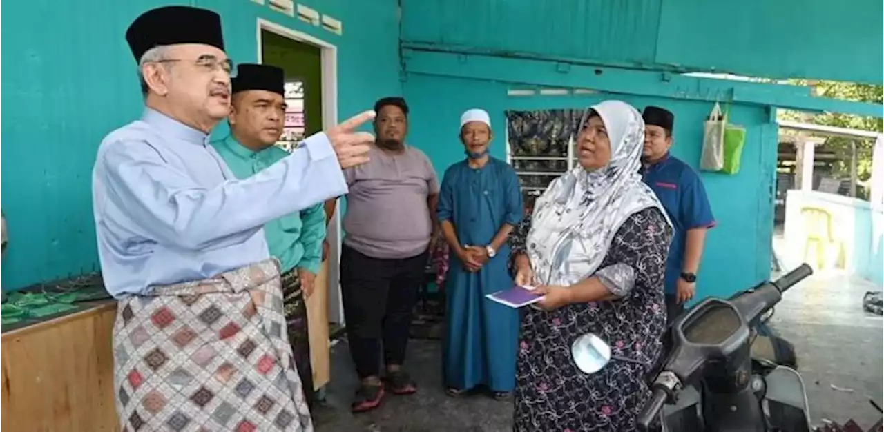 Tun Mohd. Ali ziarah mangsa ribut Tanjung Bidara