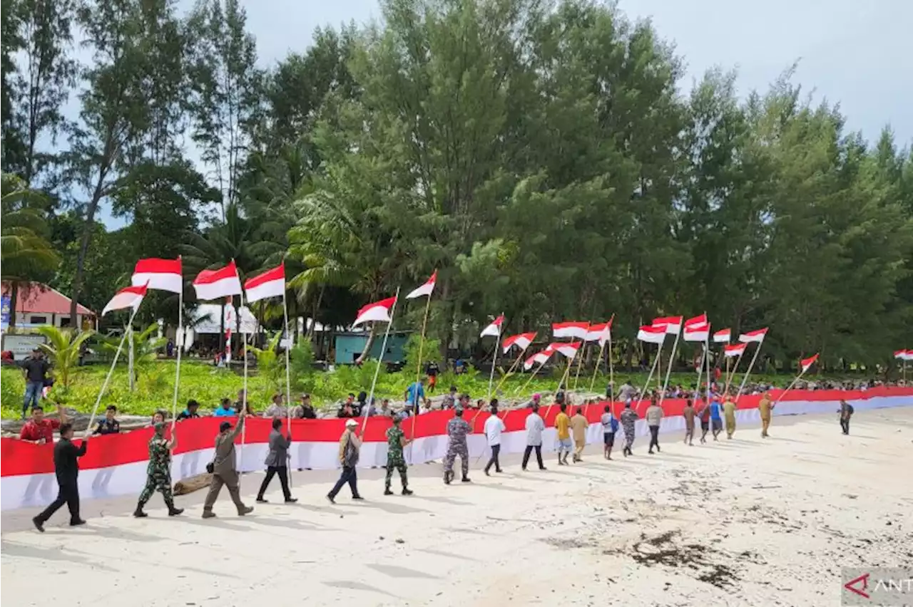 Papua Barat kibarkan bendera 77 meter di pulau terluar Indonesia