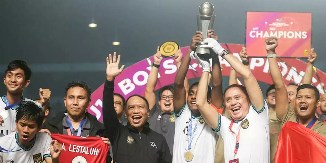 Iwan Bule dan Menpora Ikut Angkat Trofi Juara Piala AFF U-16: Ngapain? Full Senyum! - Bola.net