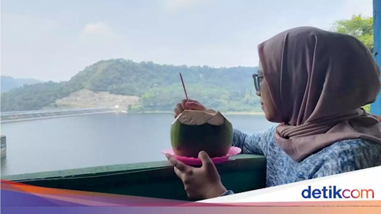 Seruput Segarnya Air Kelapa di Wisata Buangan Cirata KBB