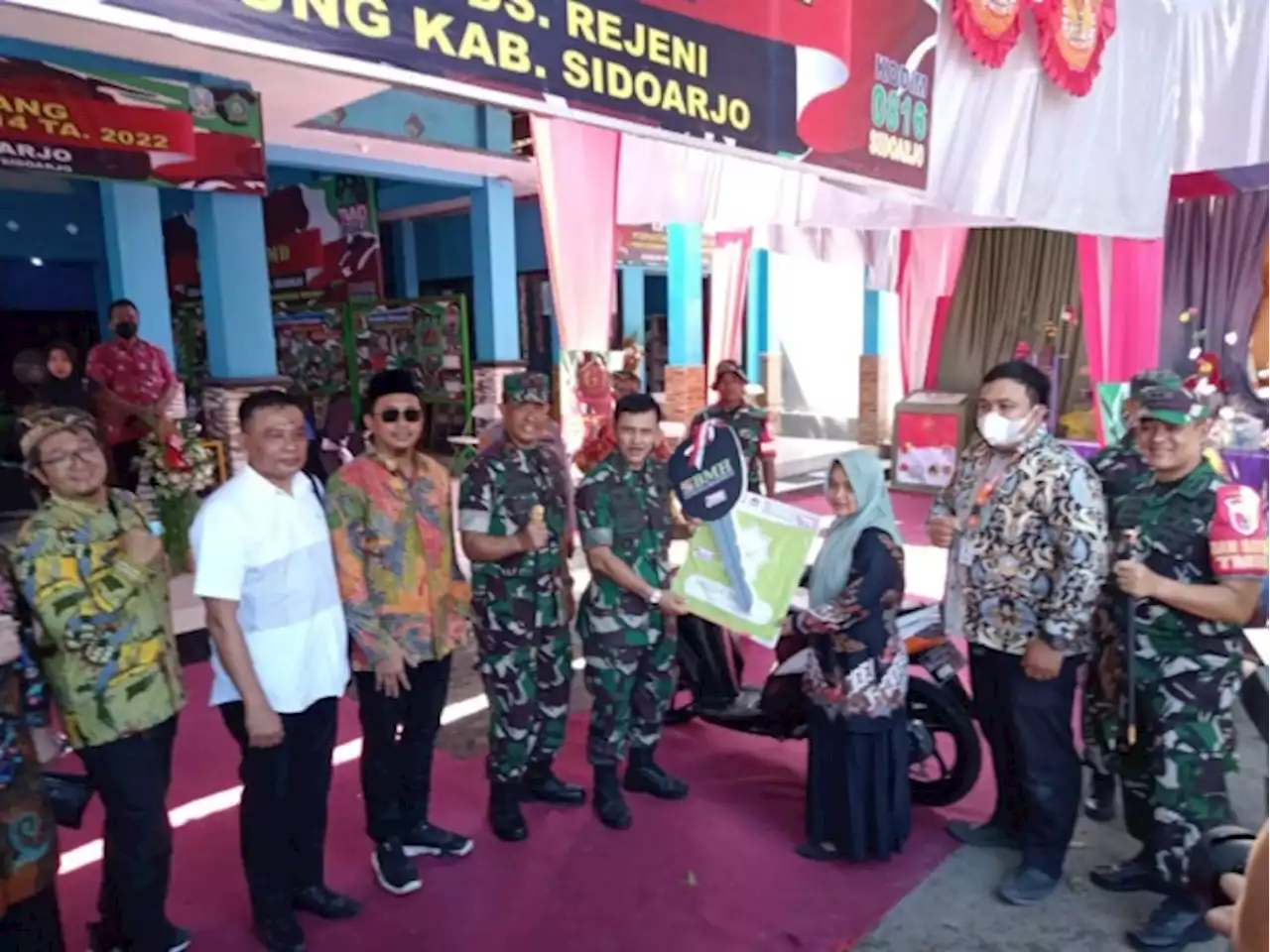 BMH Gerai Sidoarjo Serahkan Bantuan 1 Unit Motor dan 100 Mushaf Alquran