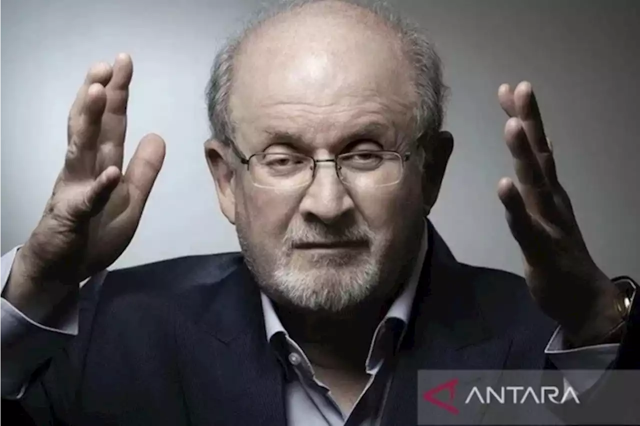 Penulis Buku Ayat-Ayat Setan Salman Rushdie Ditikam dan Terancam Buta