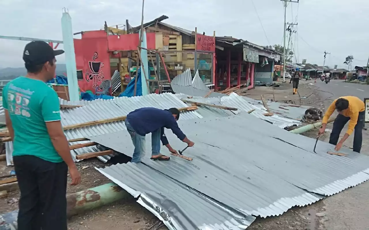 Angin Puting Beliung Memorak-porandakan 7 Kedai Warga di Kampar