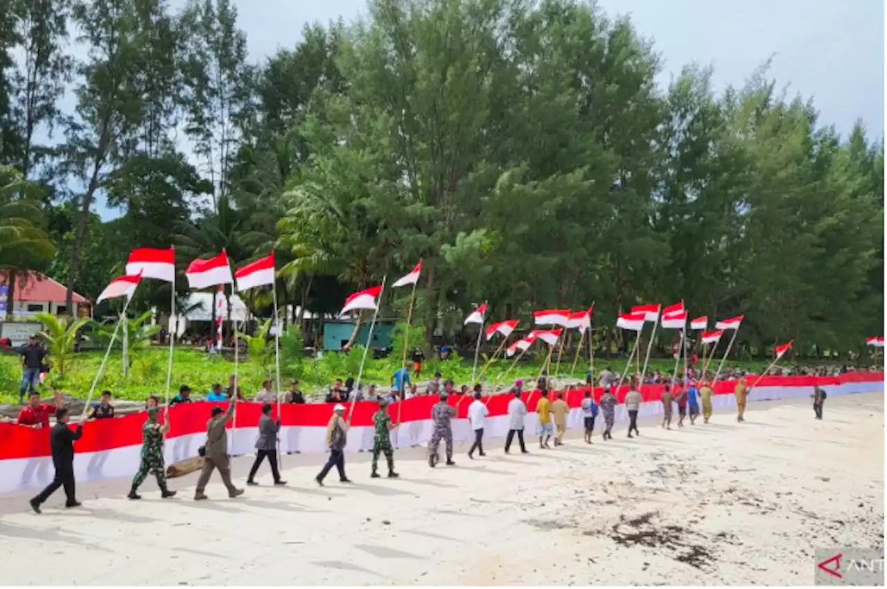 Top, Papua Barat Kibarkan Bendera 77 Meter di Pulau Terluar Indonesia